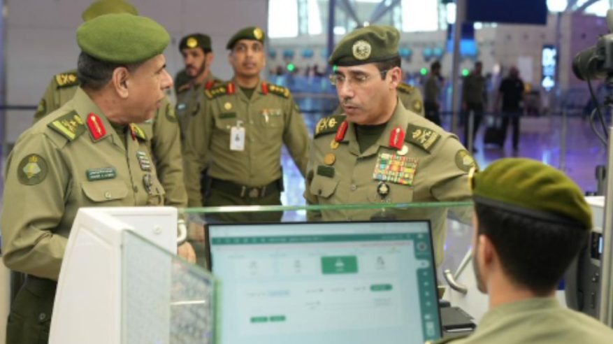مدير عام الجوازات يتفقد الخدمات المقدمة لضيوف الرحمن بمطار جدة