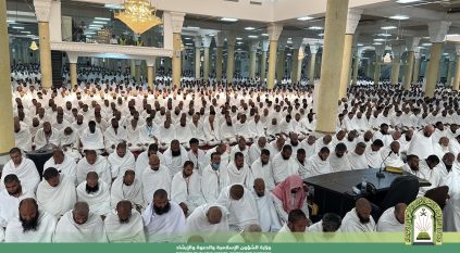 مسجد الخيف بمشعر منى يكتظ بآلاف المصلين في يوم التروية