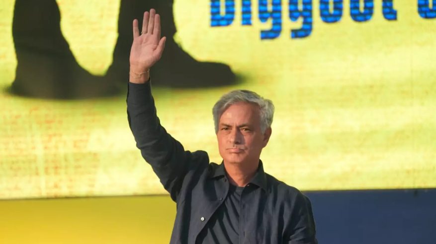 مورينيو يخطط لخطف نجم برشلونة