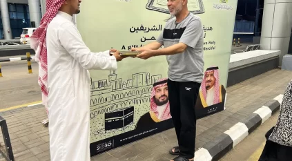 توزيع هدية خادم الحرمين على الحجاج المغادرين عبر منفذ الحديثة