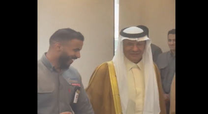 موقف إنساني يجمع عبدالعزيز بن سلمان وموظفًا في الكهرباء: وين خوينا