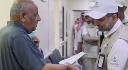 وزير الصحة يستوقف حاجاً بأحد المراكز الصحية بالمشاعر المقدسة: ربي مرسلني لك