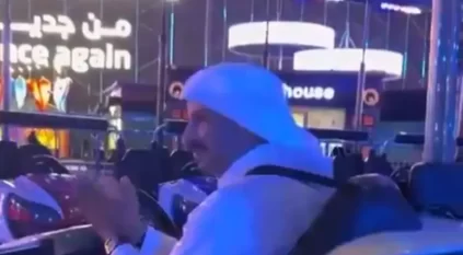 بعفوية.. وزير السياحة يشارك في لعبة كهربائية بمنطقة سيتي ووك بجدة