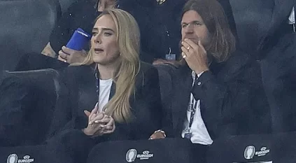 أديل تشجع منتخب الأسود الثلاثة في مباراة هولندا وإنجلترا