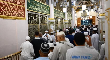 آيات قرآنية وخطوط مذهبة تزين قباب وأعمدة الروضة الشريفة