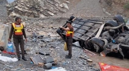 مصرع 13 شخصًا إثر سقوط سيارة في وادٍ شمال باكستان