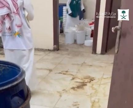 مداهمة معمل غير مرخص لتعبئة منتج غذائي يظهر عليه العفن والفساد