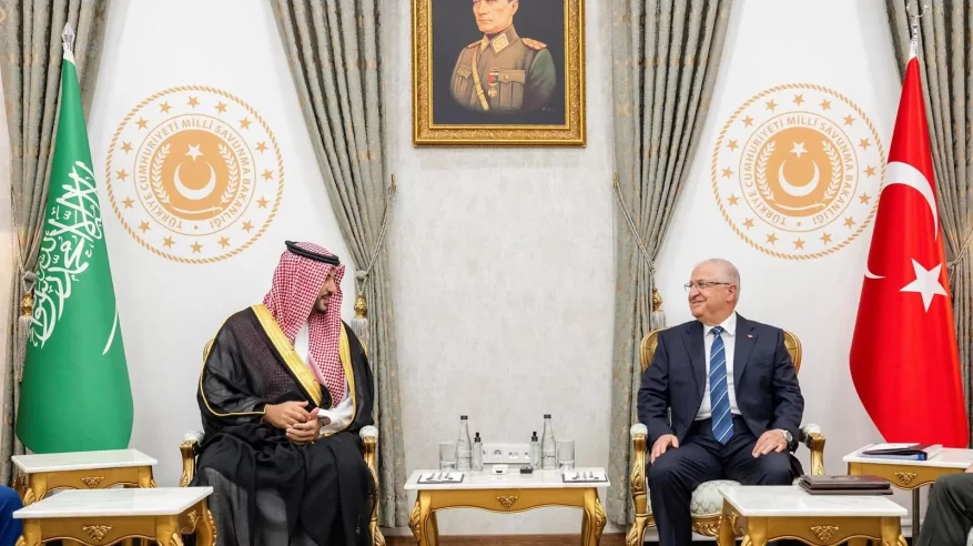 خالد بن سلمان يعقد اجتماعاً ثنائياً موسعاً مع وزير الدفاع التركي