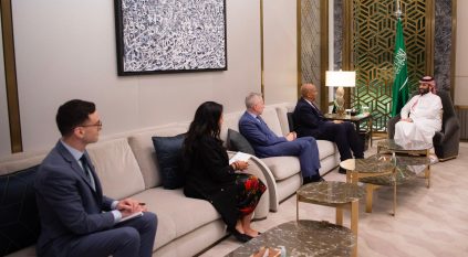 ولي العهد يستقبل عضو الحزب الديمقراطي عن نيوجيرسي بمجلس الشيوخ