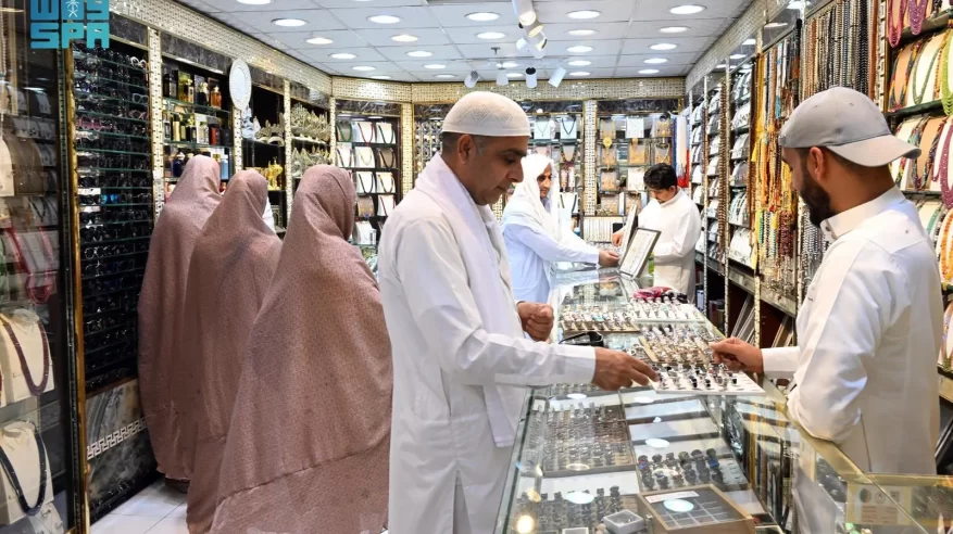 ضيوف الرحمن يودعون المدينة المنورة بشراء الهدايا واللقطات التذكارية