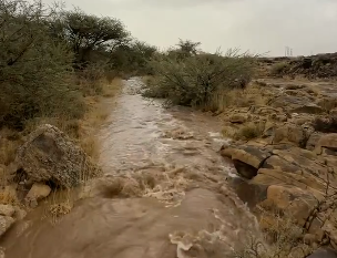 لقطات لهطول الأمطار وجريان السيول في خميس مشيط