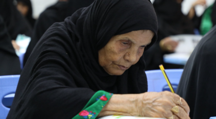 مسنة بعمر 105 أعوام تعود لمقعد الدراسة بجازان