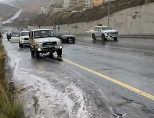 لقطات لجريان السيول في طريق السودة بأبها