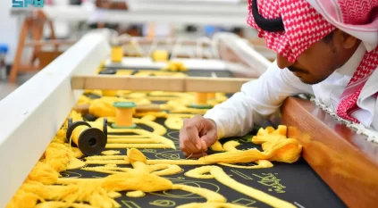 بأيدٍ سعودية محترفة .. صناعة كسوة الكعبة بخيوط الذهب والفضة والحرير