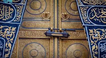 ما المكتوب على باب الكعبة المشرفة بـ خط الثُّلُث؟