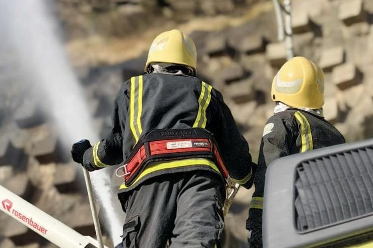 أمير الباحة يوجه بدعم الدفاع المدني لإخماد حريق الأشجار