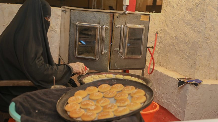 الكليجا تستهوي زوار مهرجان بيت حائل