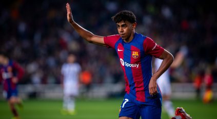 طلب مفاجئ لوكيل لامين يامال من برشلونة