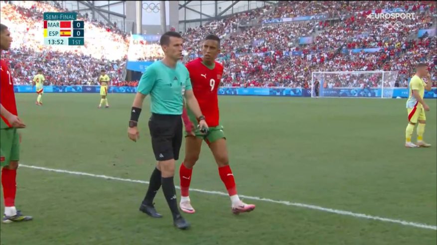 شاهد .. لحظة إصابة حكم مباراة المغرب وإسبانيا وخروجه اضطراريًّا