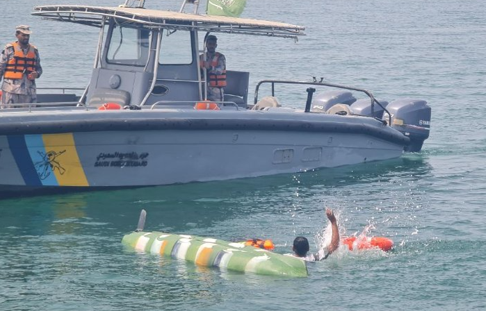 إنقاذ مواطن تعطل قاربه في عرض البحر بجازان
