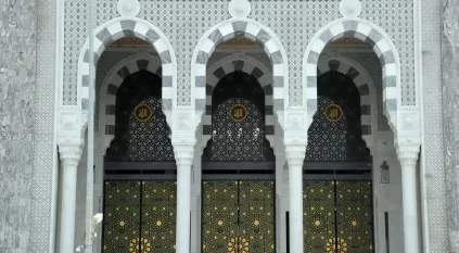 باب الملك عبدالله بالمسجد الحرام بزخارف إسلامية وطراز معماري حديث