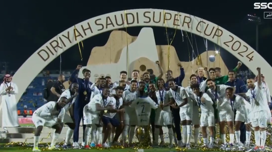 فيديو .. لفتة إنسانية من لاعبي الهلال تجاه محمد البريك