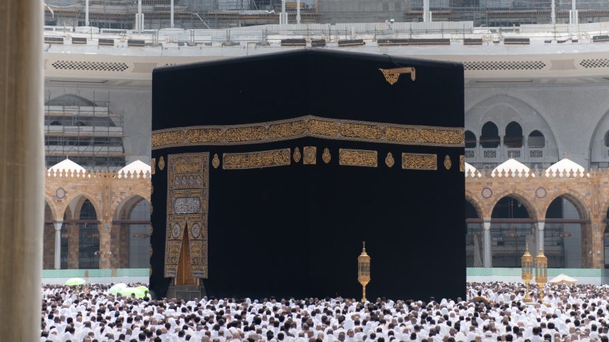 13 ألف عامل للحفاظ على نظافة المسجد الحرام