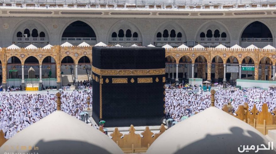 جموع المصلين بالمسجد الحرام يؤدون آخر صلاة جمعة بشهر رمضان