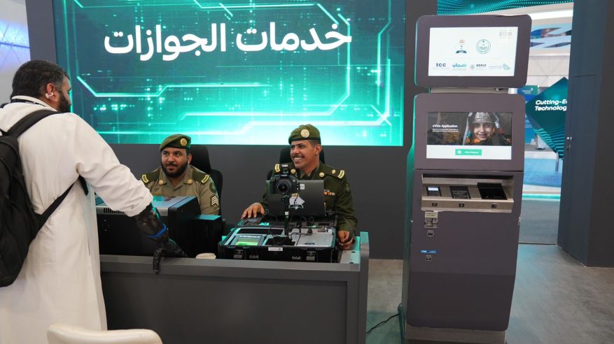 الجوازات تقدم خدماتها ضمن جناح الداخلية في ملتقى الصحة العالمي