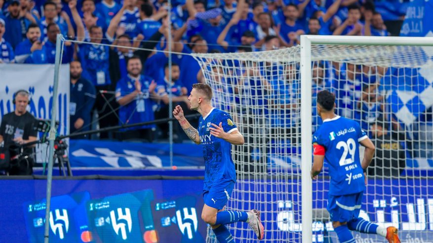 الهلال يعزز صدارته بثنائية في شباك التعاون