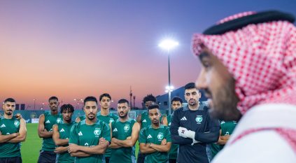 وزير الرياضة يدعم الأخضر قبل لقاء الصين