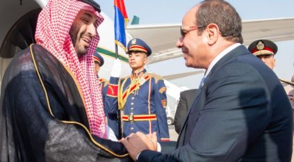 ولي العهد يصل القاهرة والرئيس المصري في مقدمة مستقبليه
