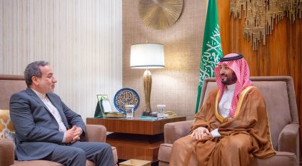 ولي العهد يلتقي وزير الخارجية الإيراني في الرياض