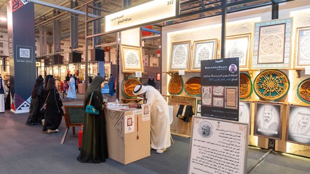 عبدالله الصايغ.. حرفي قاده الشغف لابتكار الرسم الملوكي للحرف