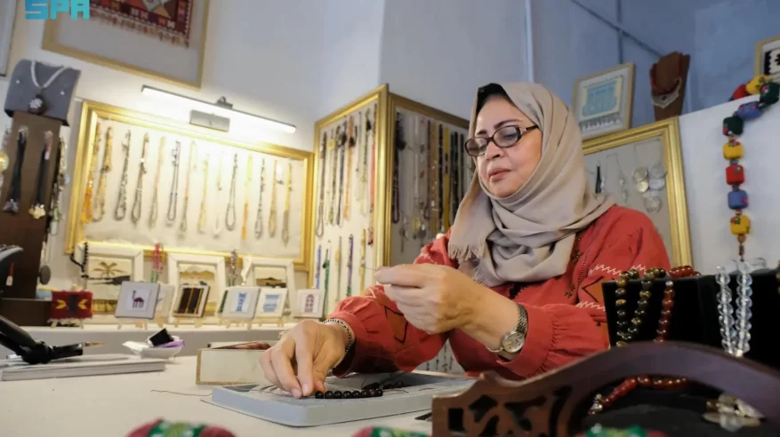 في جدة التاريخية.. حرفية سعودية تضفي أفكارًا إبداعية على تحفها الفنية