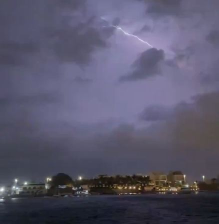 شاهد.. أمطار غزيرة وبروق تضيء سماء جدة