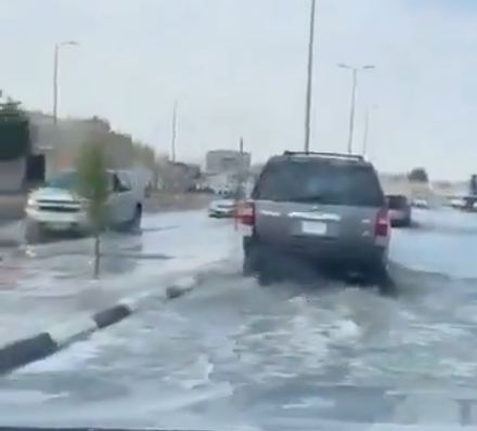 شاهد.. السيول تجتاح شوارع الأحساء