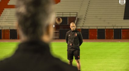 الرياض يعلن رحيل مدربه