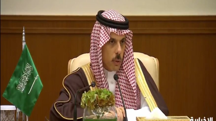 فيصل بن فرحان يناقش المستجدات الإقليمية مع وزير خارجية المملكة المتحدة