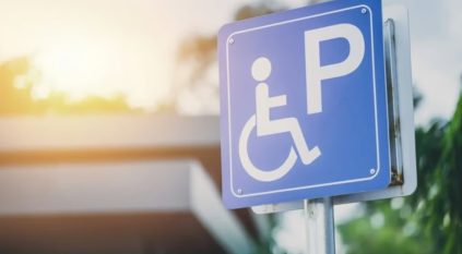 ضبط 1728 مركبة مخالفة متوقفة في أماكن ذوي الإعاقة