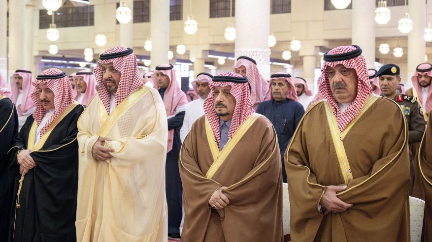 أمير الرياض يؤدي صلاة الميت على الأميرة نجلاء بنت سعد بن محمد