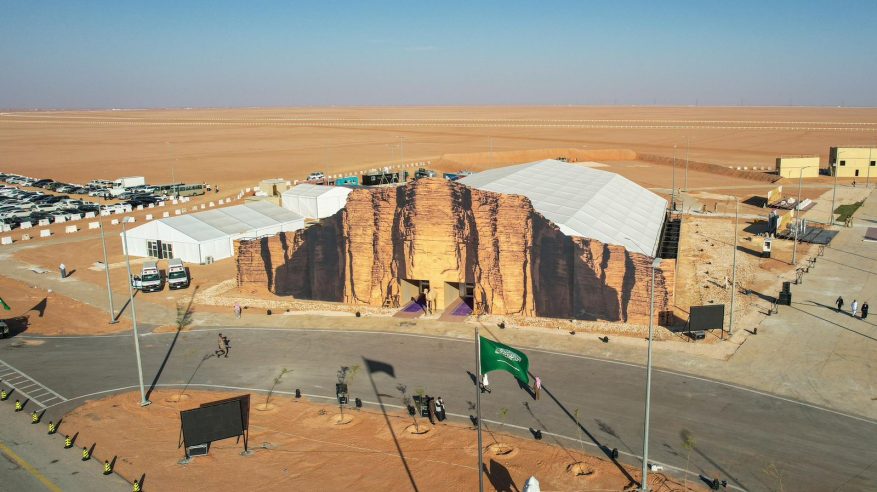 جامعة الملك خالد تقيم جلسة حوارية في واحة الأمن بمهرجان الإبل