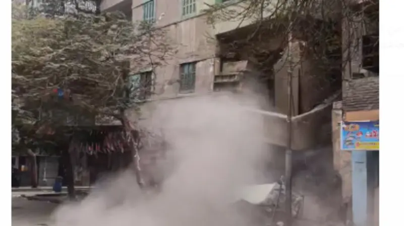 لحظة انهيار عقار سكني بمصر