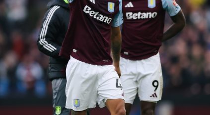 أستون فيلا يتغلَّب على مانشستر يونايتد