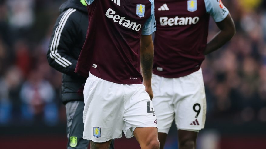 أستون فيلا يتغلَّب على مانشستر يونايتد