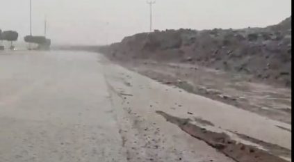 بالفيديو.. أمطار غزيرة وسيول في البرك بعسير