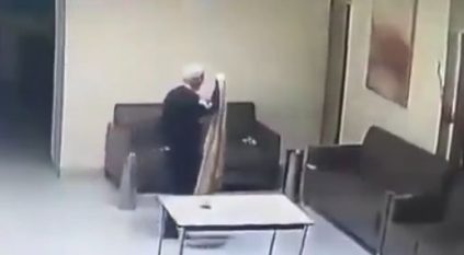 فيديو يوثق لحظة قيام مسن بإشعال حريق بدار مسنين بالأردن
