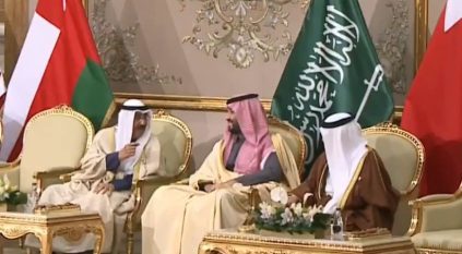 محمد بن سلمان يتوسط أمير الكويت وولي عهد البحرين خلال أحاديث عفوية