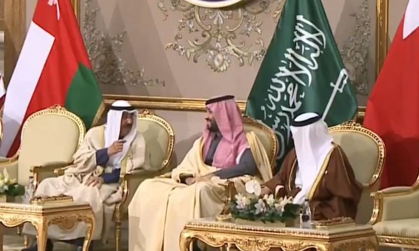 محمد بن سلمان يتوسط أمير الكويت وولي عهد البحرين خلال أحاديث عفوية