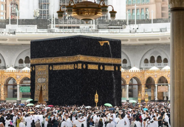 لقطات لهطول أمطار الخير على مكة المكرمة.. روعة الزمان والمكان